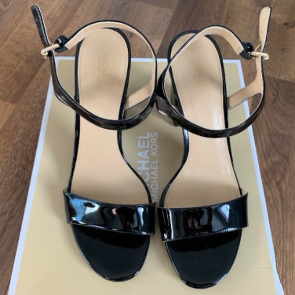 🆕 MK Tori Patent Sandals - Picture 2 of 11